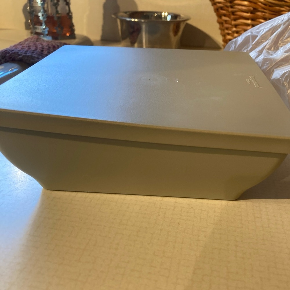 Tupperware Serenity Medium 3237A- new in pkg